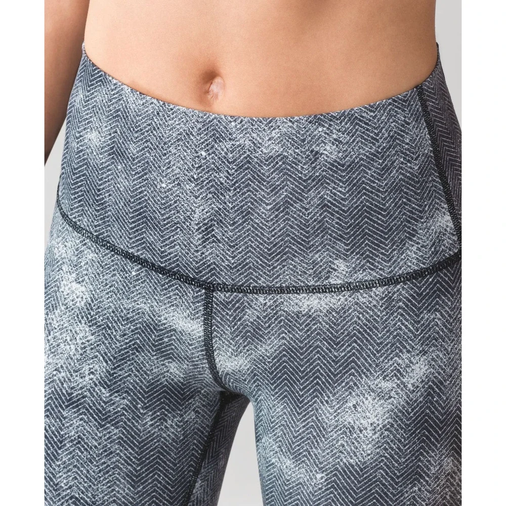 Lululemon Essential Rhythm Crop (Full-On Luxtreme)‎ in White Black Size 8
